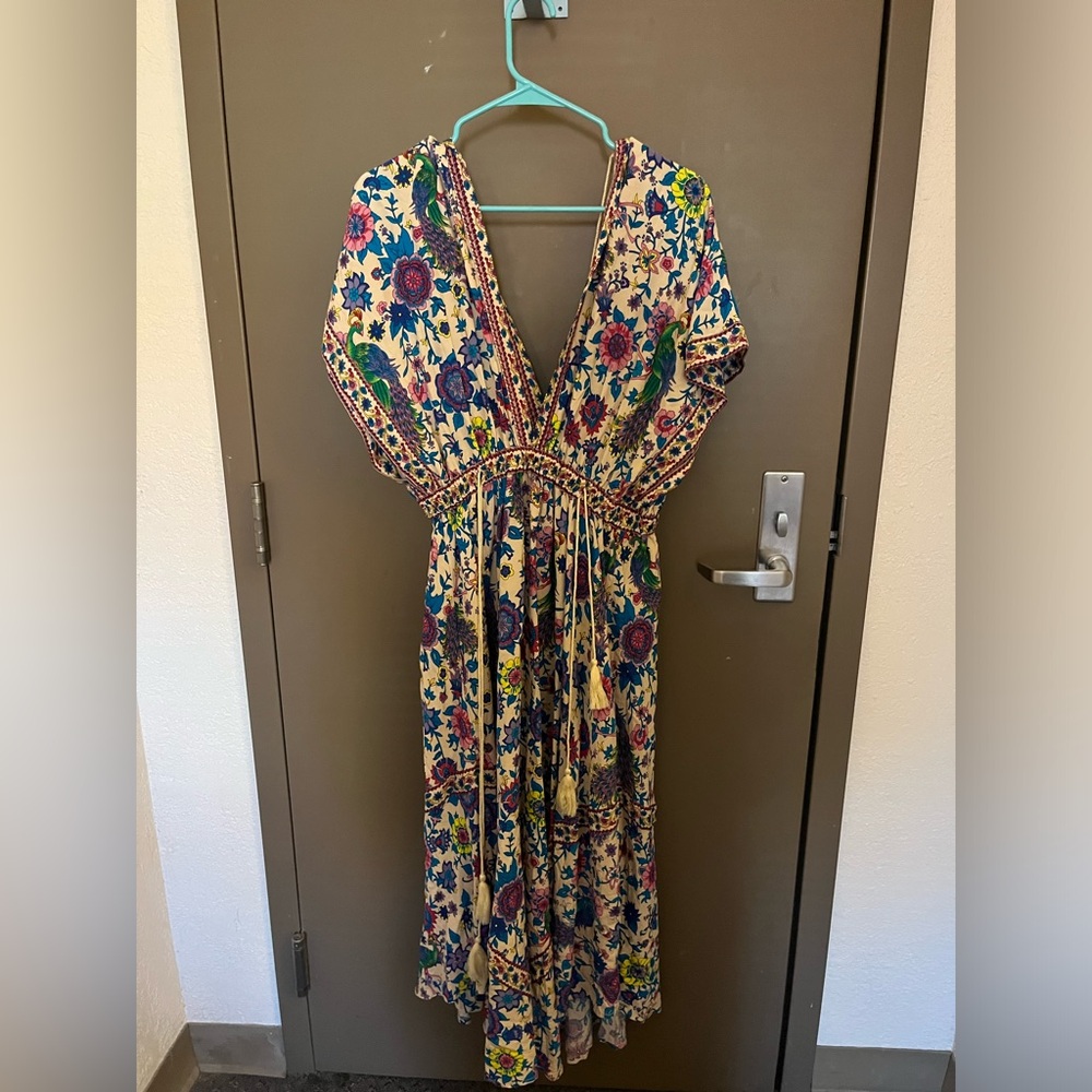 This is a colorful dress with a flower and bird pattern. In good condition!!